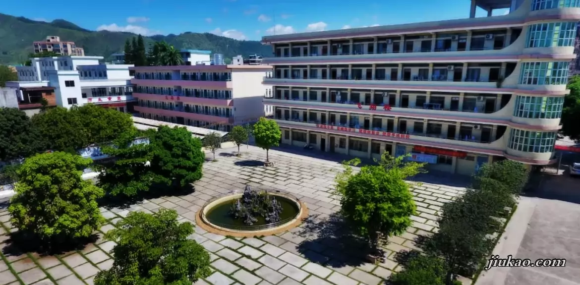 罗定市泷水中学3