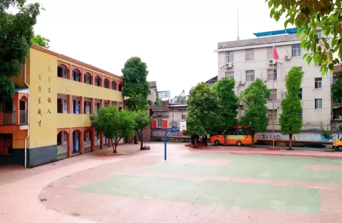 怀化市鹤城区振华学校2