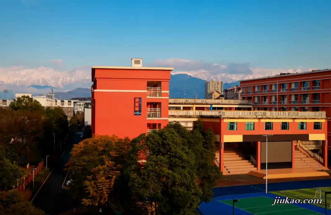 都江堰市嘉祥外国语学校2