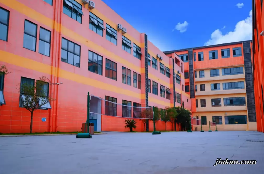 成都市武侯区领创实验学校2