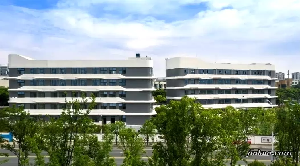 衢州市信安中学