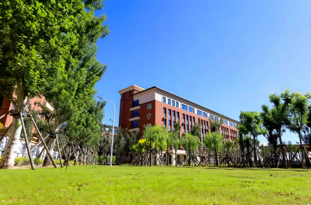 张家口市宣化区启臻高级中学