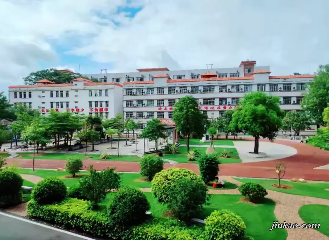 高州市第三中学