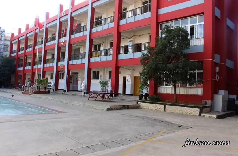 昆明市官渡区艺卓中学校园环境图片