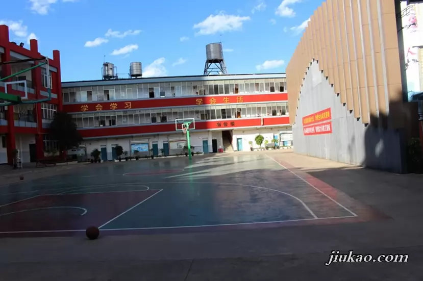 昆明市官渡区艺卓中学校园环境图片2