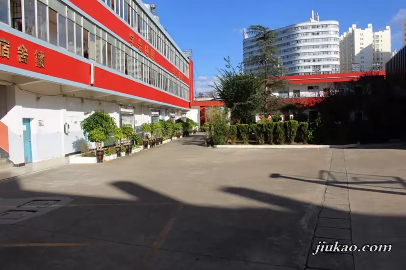 昆明市官渡区艺卓中学校园环境图片3