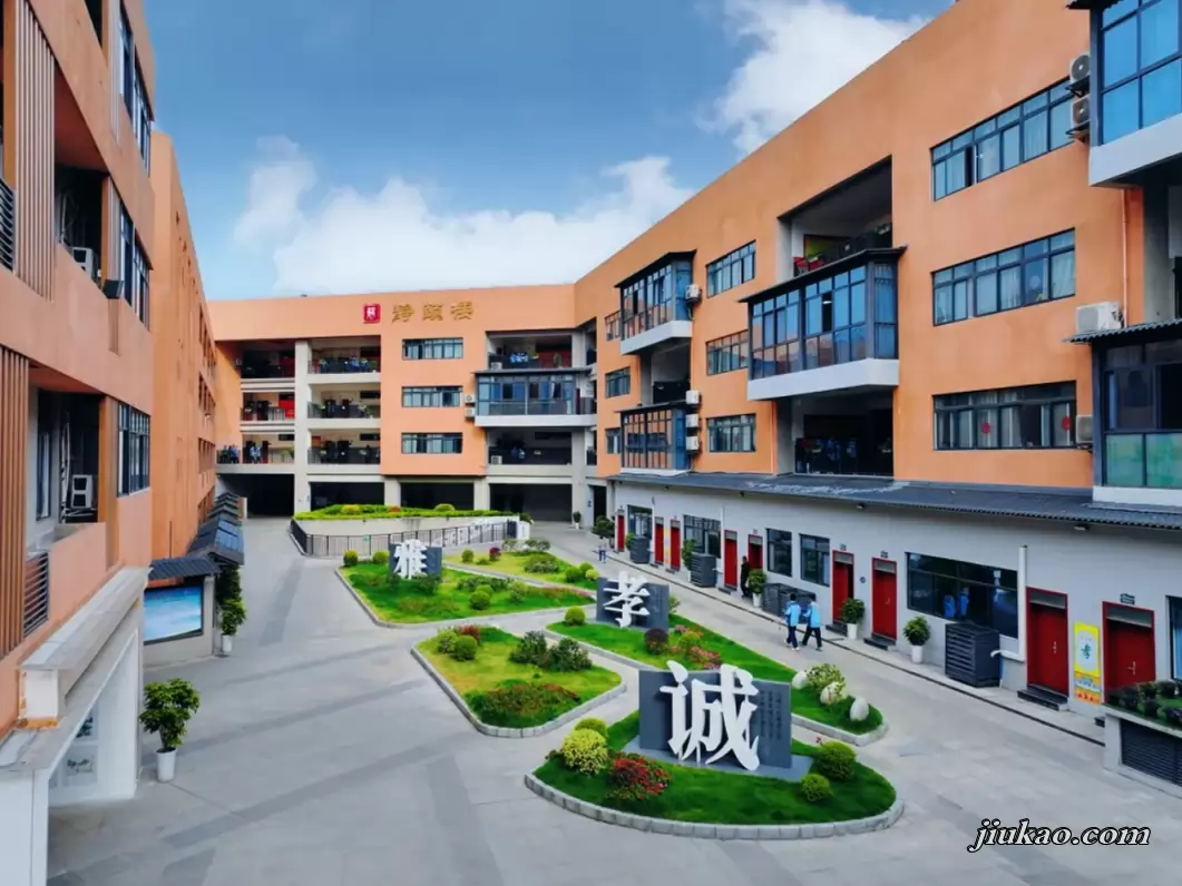 四川天府新区师一学校校园环境图片3