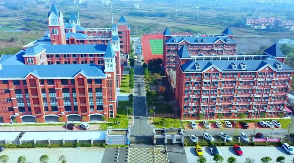 罗山县宝城外国语学校