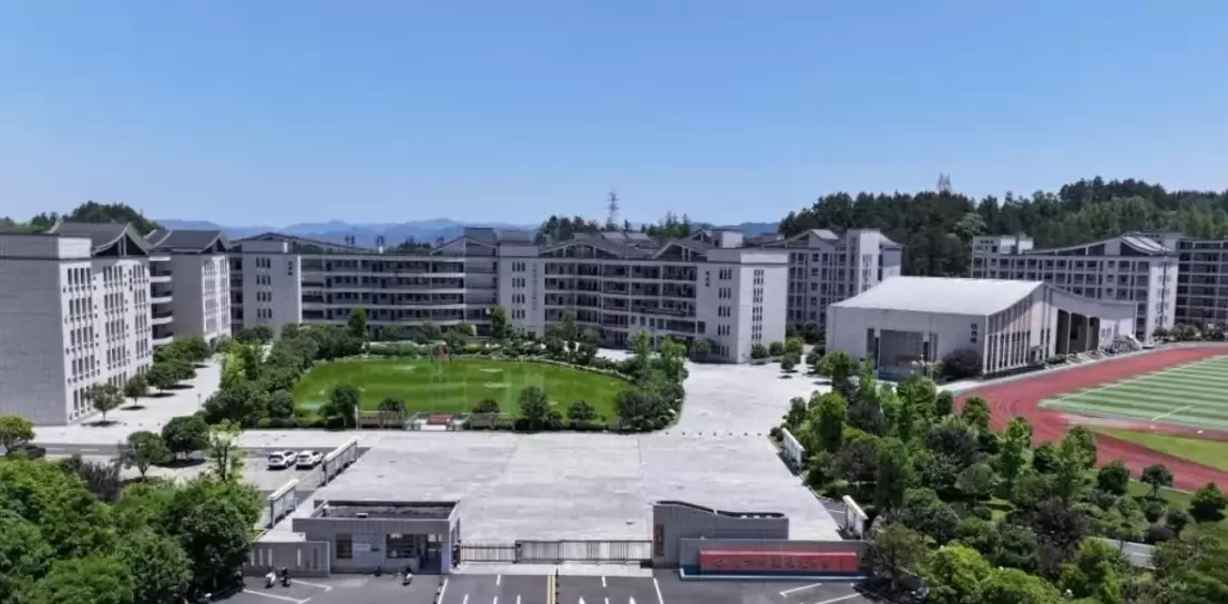 怀化市新晃恒雅高级中学