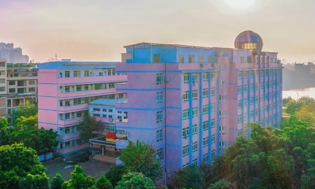 贵港市圣湖中学环境图片4