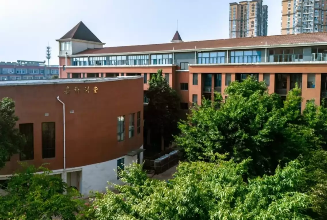 成都市郫都区嘉祥外国语学校
