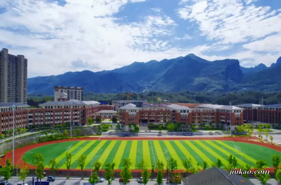 恩高芳华中学