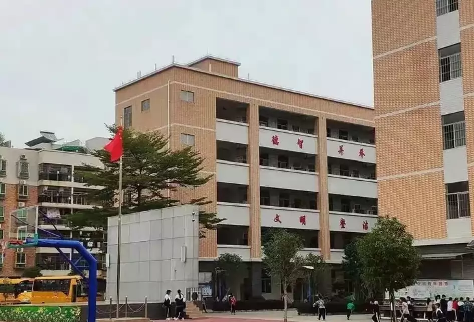 江门市蓬江区崇文学校